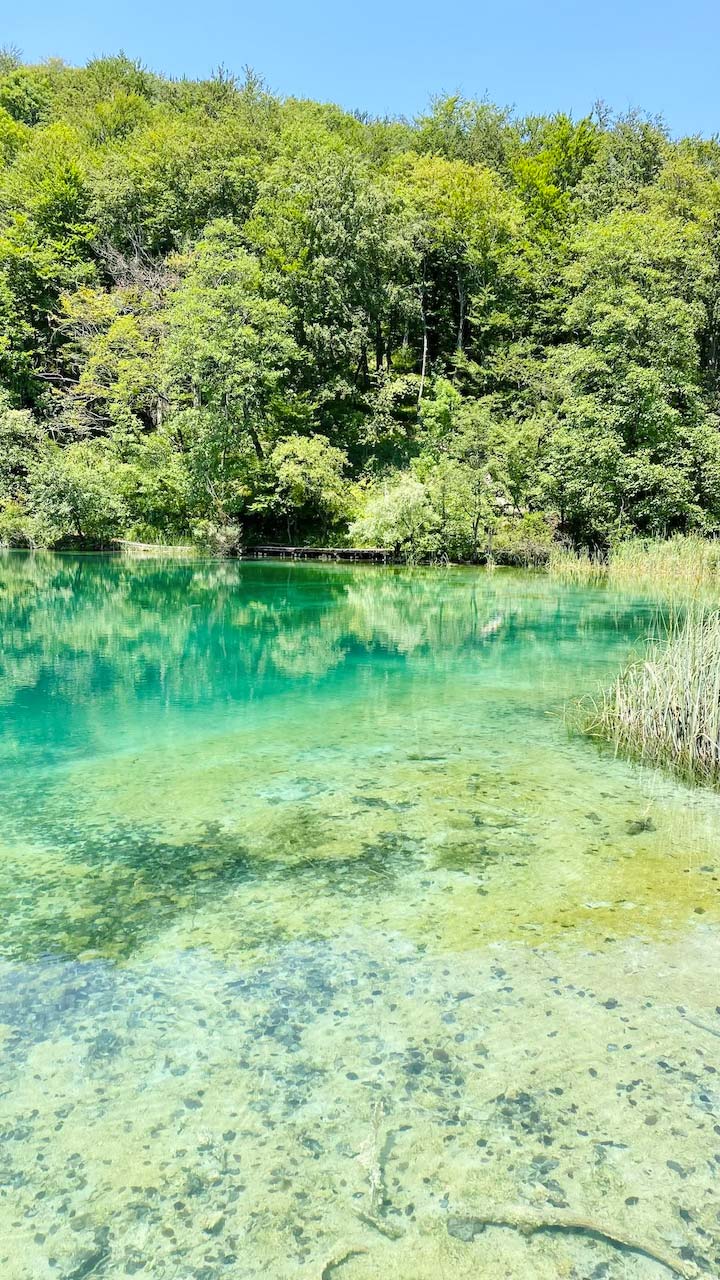 lac eau turquoise a plitivice en dalmatie, croatie