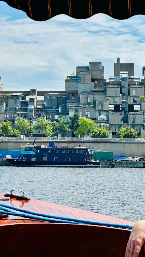 vue depuis le saint laurent : une croisière a montreal