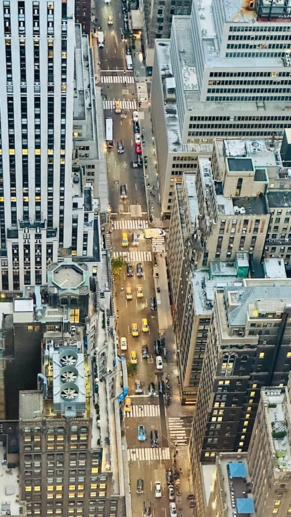 vue zoomée d'une rue de manhattan depuis le summit