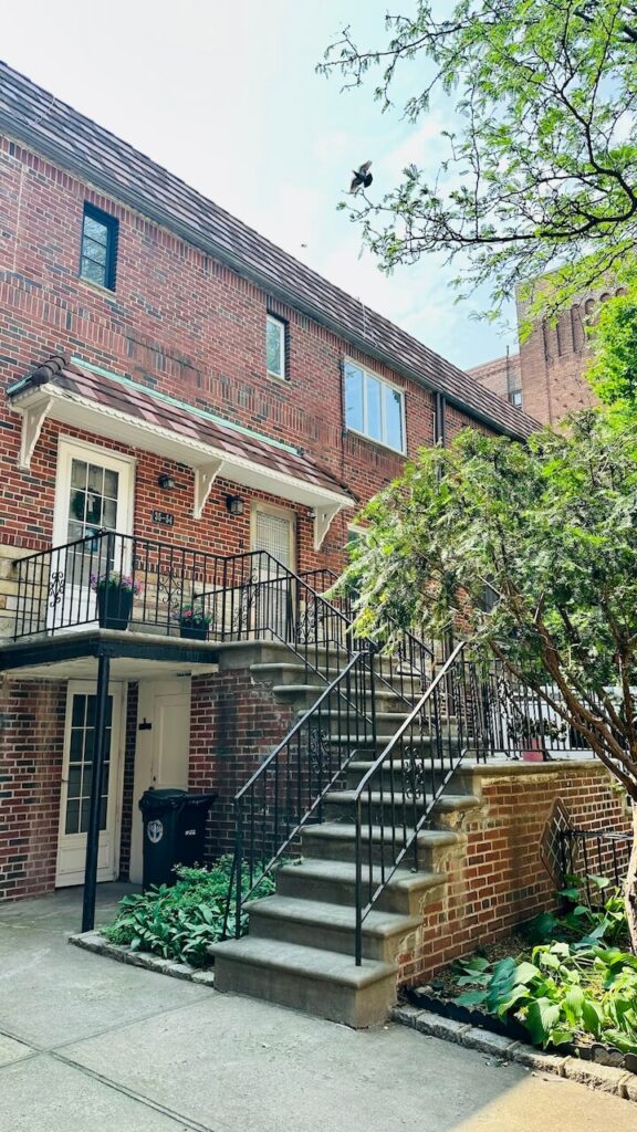 facade 'immeuble dans le queens NYC visite en francais