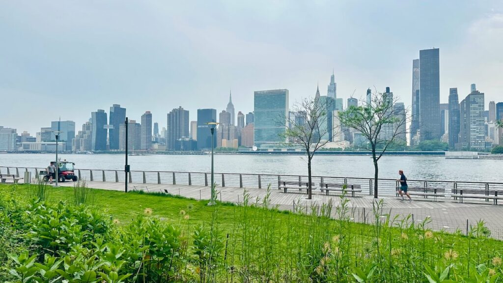vue sur manhattan depuis le queens à NYC visite en francais