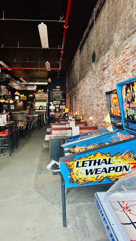 flipper dans un bar dans le queens