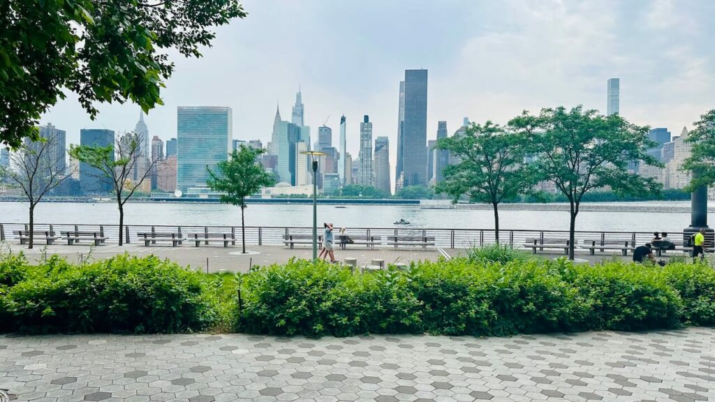 visite guidée new york en français vue sur la skyline de manhattan depuis le queens