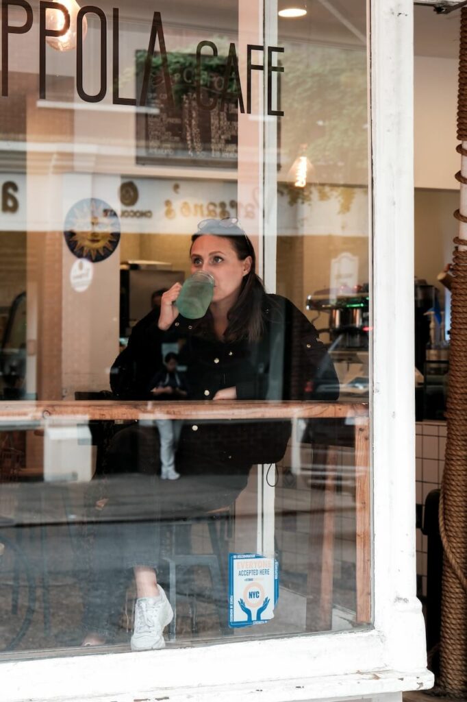 photoshoot coffee shop new york avec nawelle ajengui