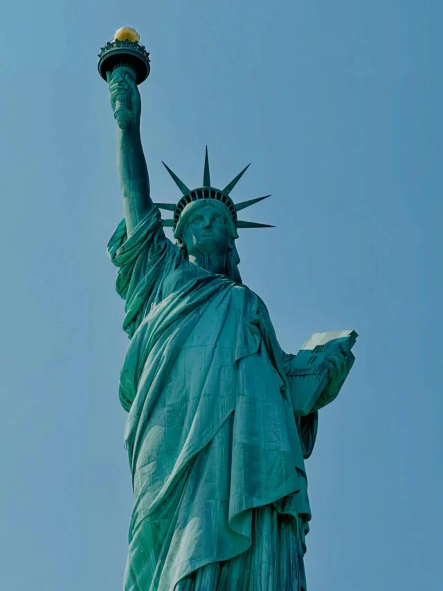 Déjà une semaine à NYC ! 🇺🇸 
Au programme 
🌳 Central Park 
🗽Liberty island & Ellis island 
🇺🇸 une visite du Queens 
👩‍💻English school 
Et plein d’autres choses 😌🙏