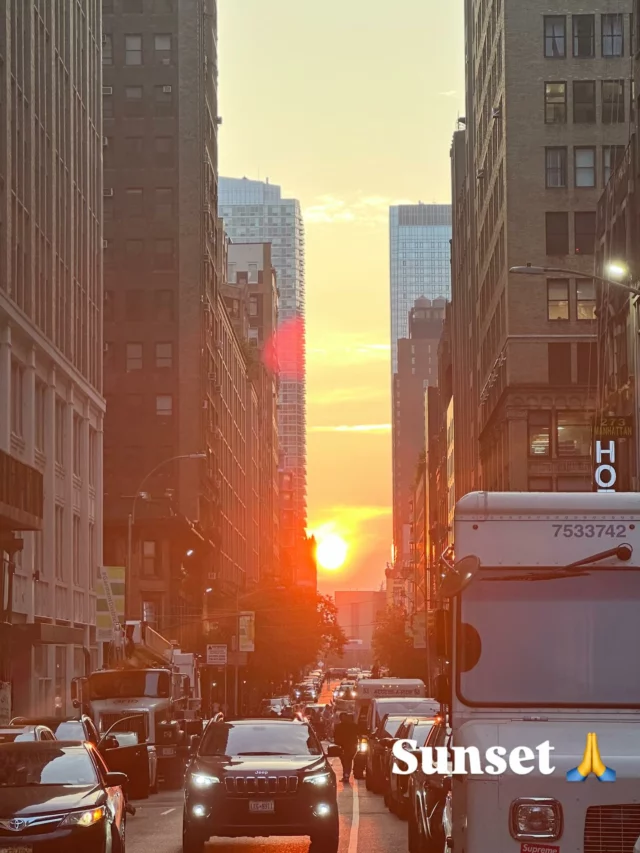 ✨ Première semaine à New York : un mélange de déjà-vu et de nouveautés. 
Les rues, les bruits, les odeurs (🥹😅), les bagels… tout me rappelle pourquoi j’aime cette ville.

Mais cette fois, je prends le temps. Je respire, j’observe, je ressens.
NYC, version slow quoi 💛

#NYCFeels #SlowTravel #PremièreSemaine #NewYorkMood #DigitalNomadLife #VoyageIntérieur #FreelanceEnVadrouille