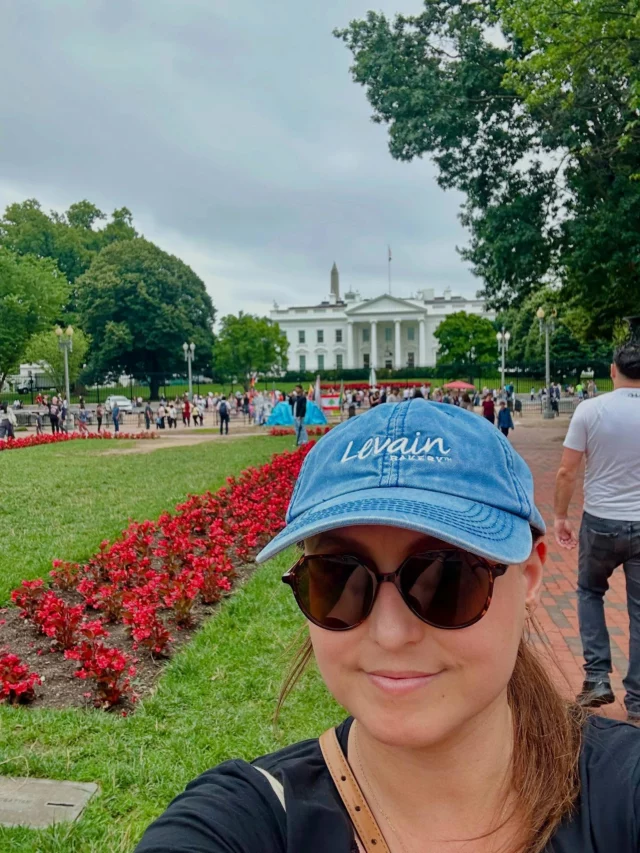 Washington D.C. express 🇺🇸🚌 15 km à pied, 8h de bus, des musées gratuits partout, des monuments à tous les coins de rue… Je n’y suis restée que quelques heures, mais il faudrait au moins 2 jours pour vraiment s’imprégner de la capitale américaine. J’en attendais rien et finalement j’ai été surprise par cette ville que j’imaginais autrement ✨

#WashingtonDC #VoyageUSA #SoloTravel #CapitaleAméricaine #CityBreak